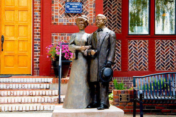 Statue of Sunday couple in front of the Carnegie Library.